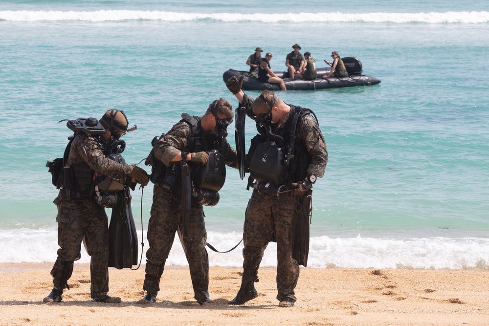 Marines with MRF carry out dive operations