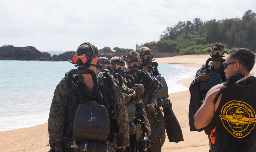 Marines with MRF carry out dive operations