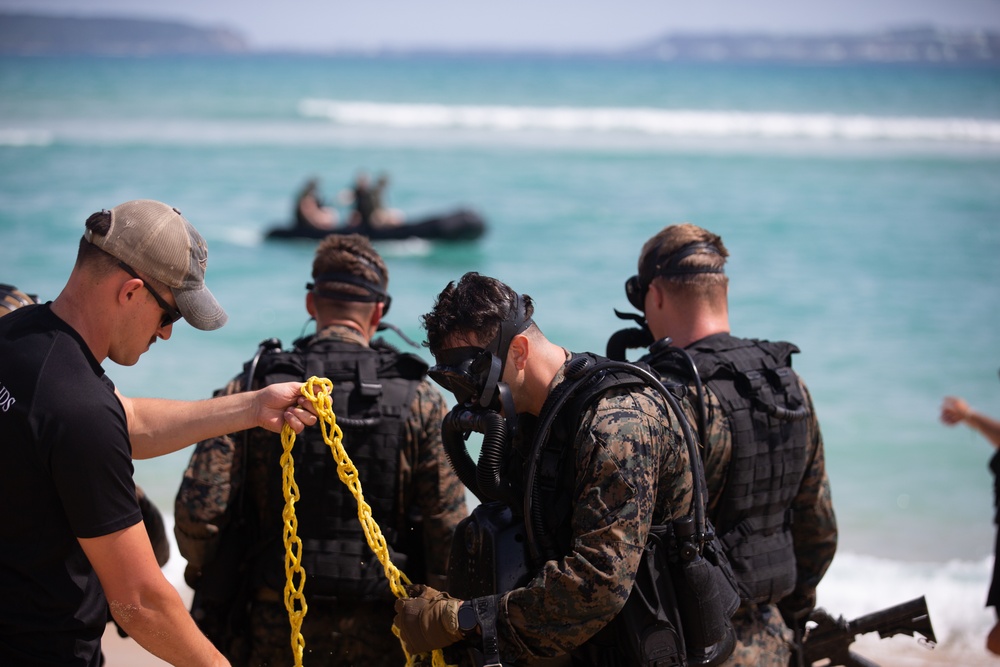 Marines with MRF carry out dive operations