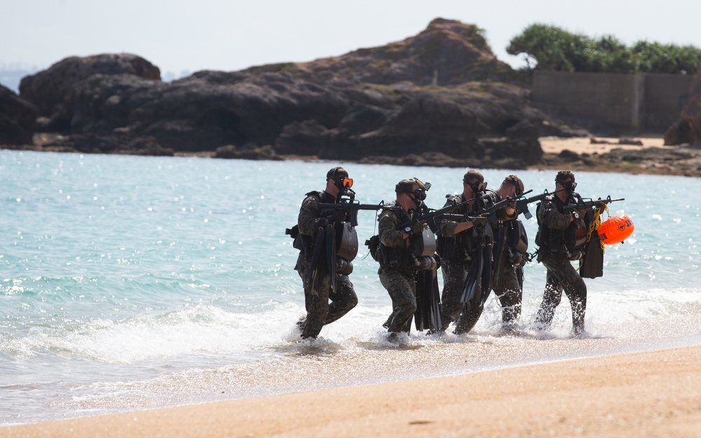 Marines with MRF carry out dive operations