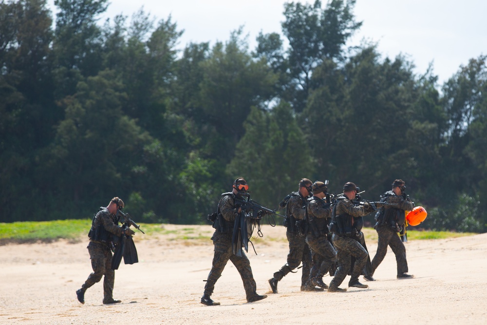 Marines with MRF carry out dive operations