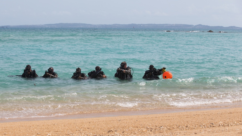 Marines with MRF carry out dive operations