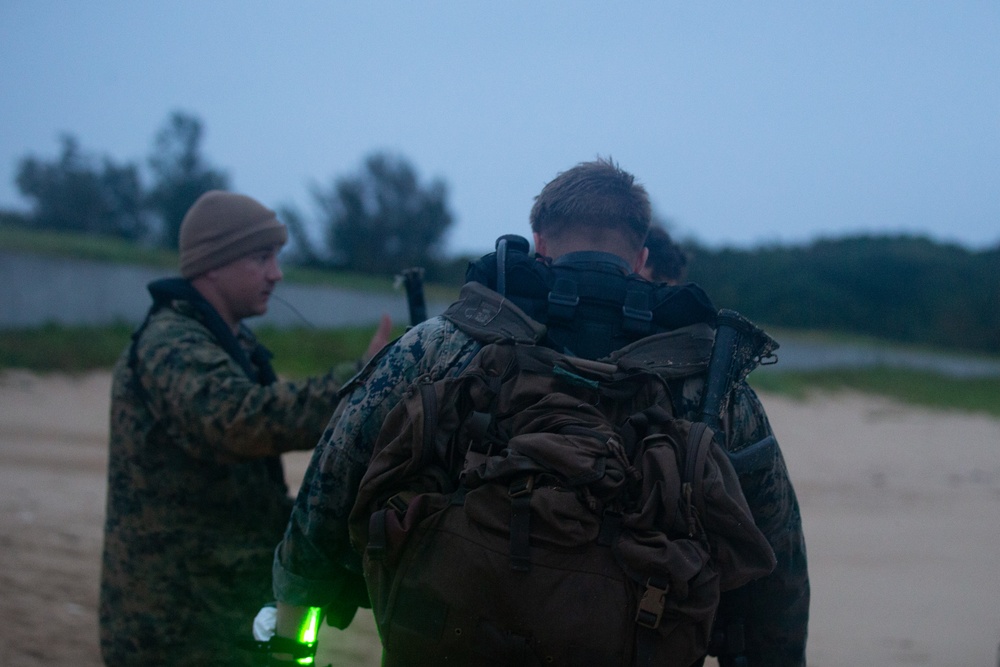 Marines with MRF carry out dive operations