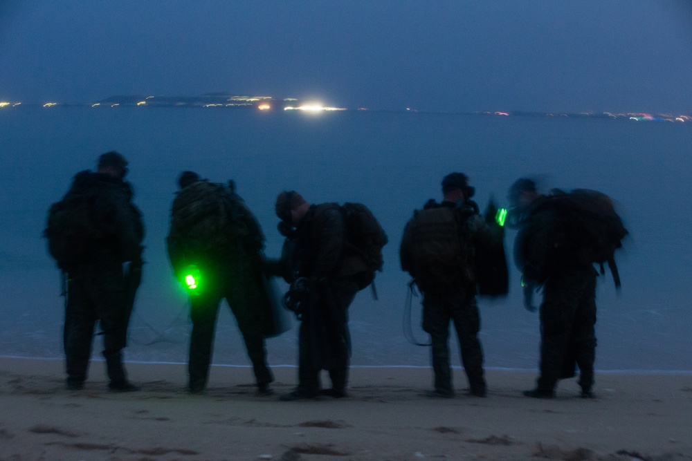 Marines with MRF carry out dive operations