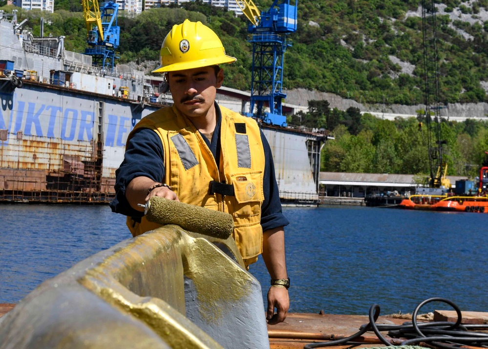 USS Hershel &quot;Woody&quot; Williams maintenance in Croatia