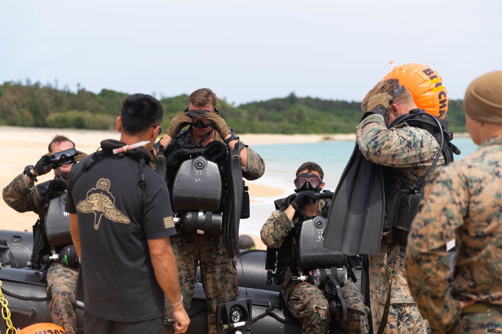 Force Reconnaissance Platoon Conducts Combat Divers Course