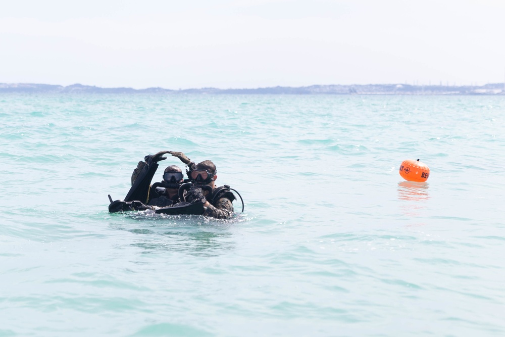 Force Reconnaissance Platoon Conducts Combat Divers Course