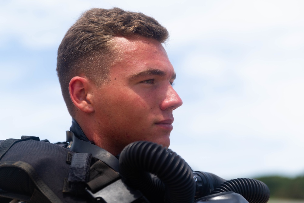 Force Reconnaissance Platoon Conducts Combat Divers Course