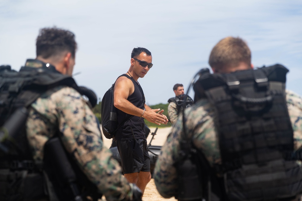 Force Reconnaissance Platoon Conducts Combat Divers Course