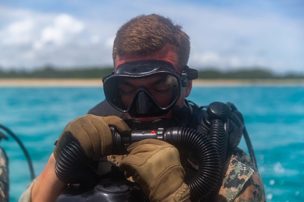 Force Reconnaissance Platoon Conducts Combat Divers Course