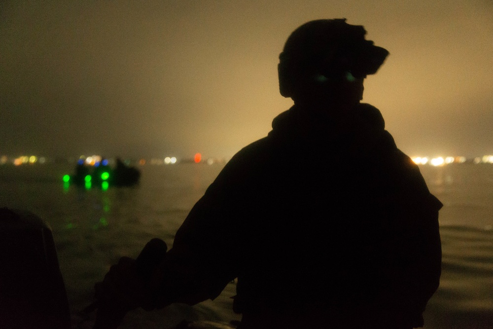 Force Reconnaissance Platoon Conducts Combat Divers Course