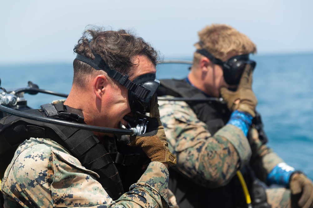 Force Reconnaissance Platoon Conducts Combat Divers Course