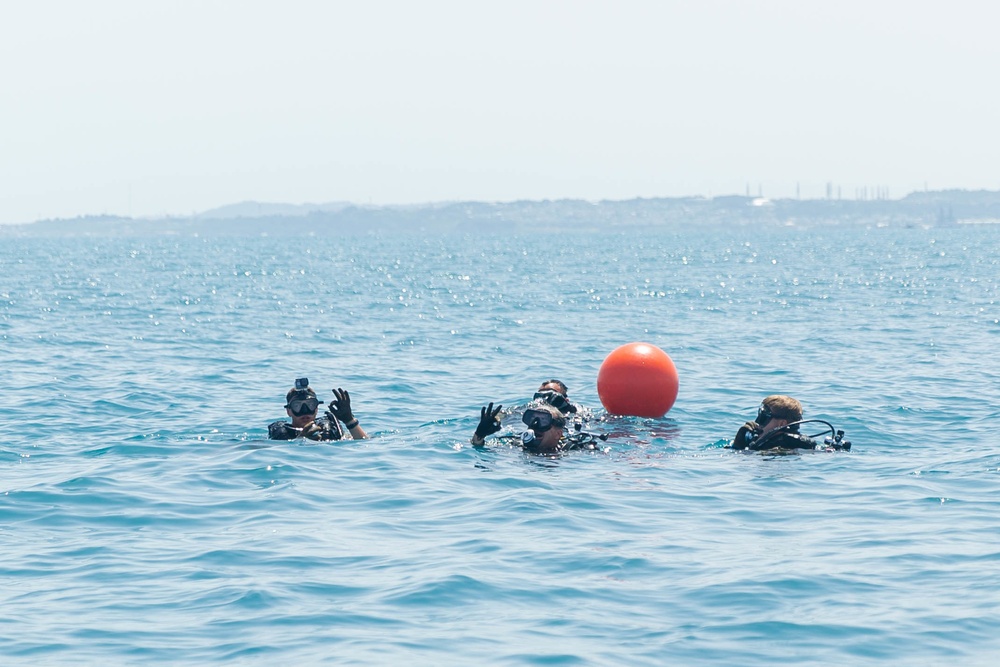 Force Reconnaissance Platoon Conducts Combat Divers Course