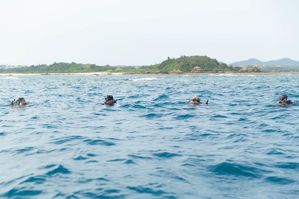 Force Reconnaissance Platoon Conducts Combat Divers Course