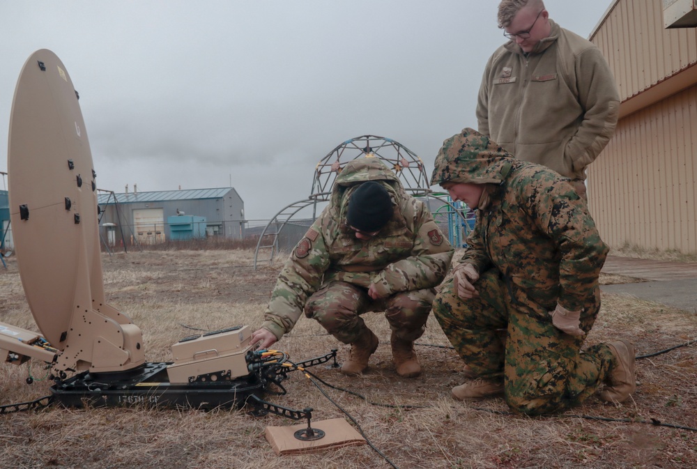 15th MEU Marine exchanges best practices with Air Force cyber operators for Northern Edge 2021