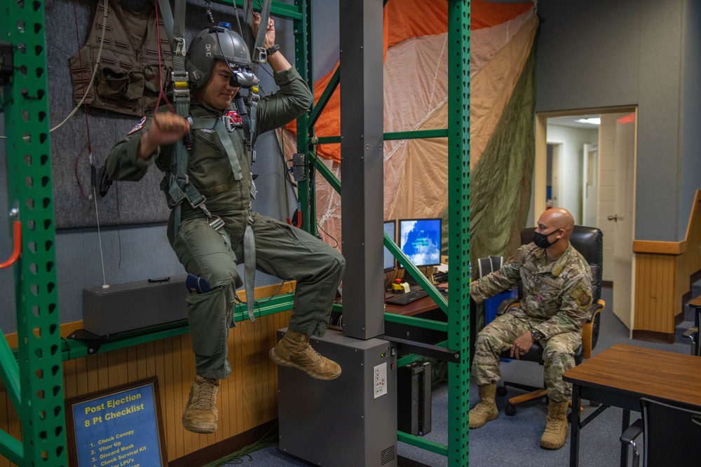 SERE instructors teach Emergency Parachute Training