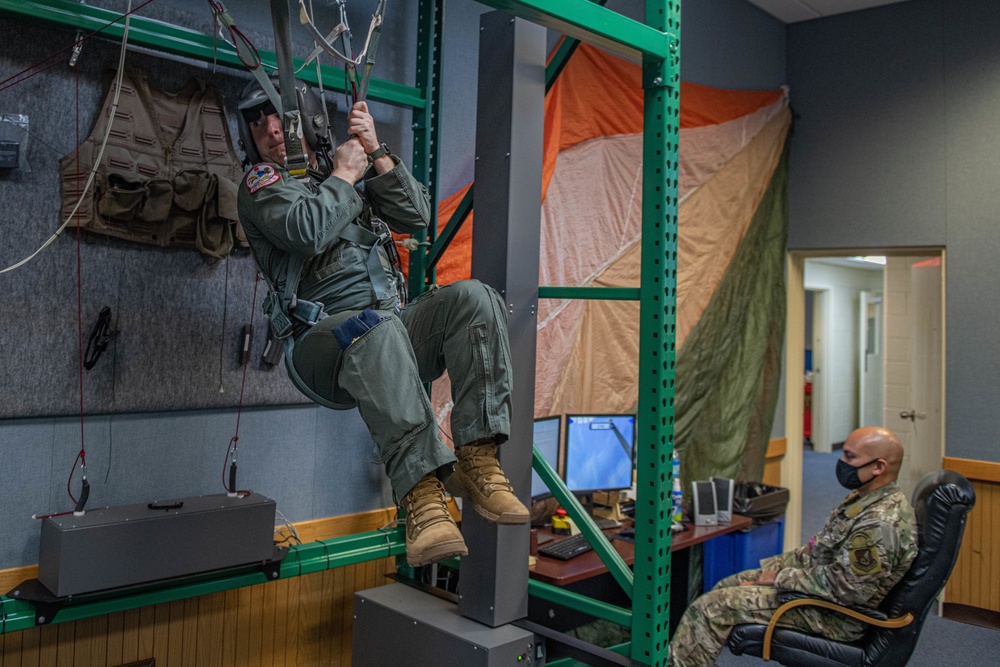 SERE instructors teach Emergency Parachute Training