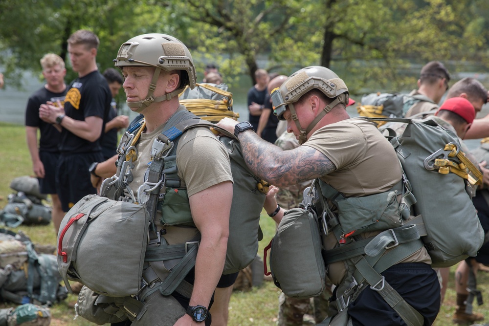 5TH RANGER TRAINING BATTALION WATER JUMP