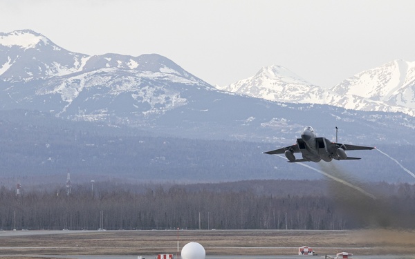 Beauty and power combine in Alaskan Northern Edge 2021 F-15 take off