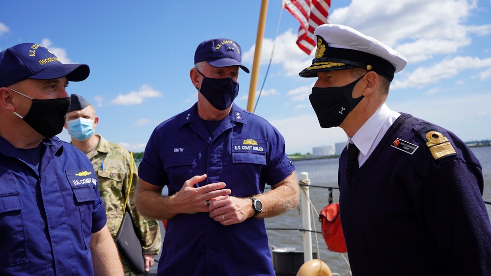 U.S. Coast Guard Atlantic Area Commander meets with incoming Joint Arctic Commander