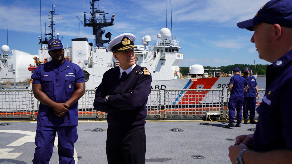 U.S. Coast Guard Atlantic Area Commander meets with incoming Joint Arctic Commander