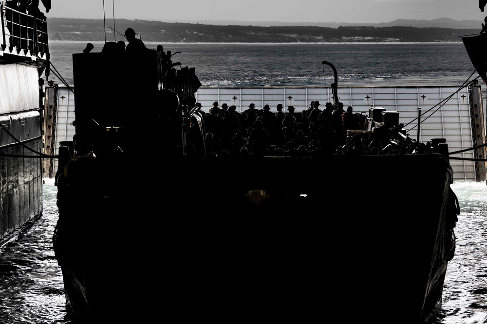Carter Hall and 24th MEU Conduct Beach Raid Evolution