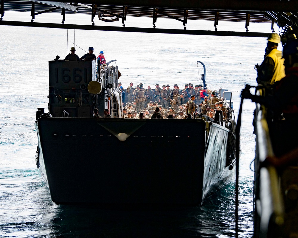 Carter Hall and 24th MEU Conduct Beach Raid Evolution