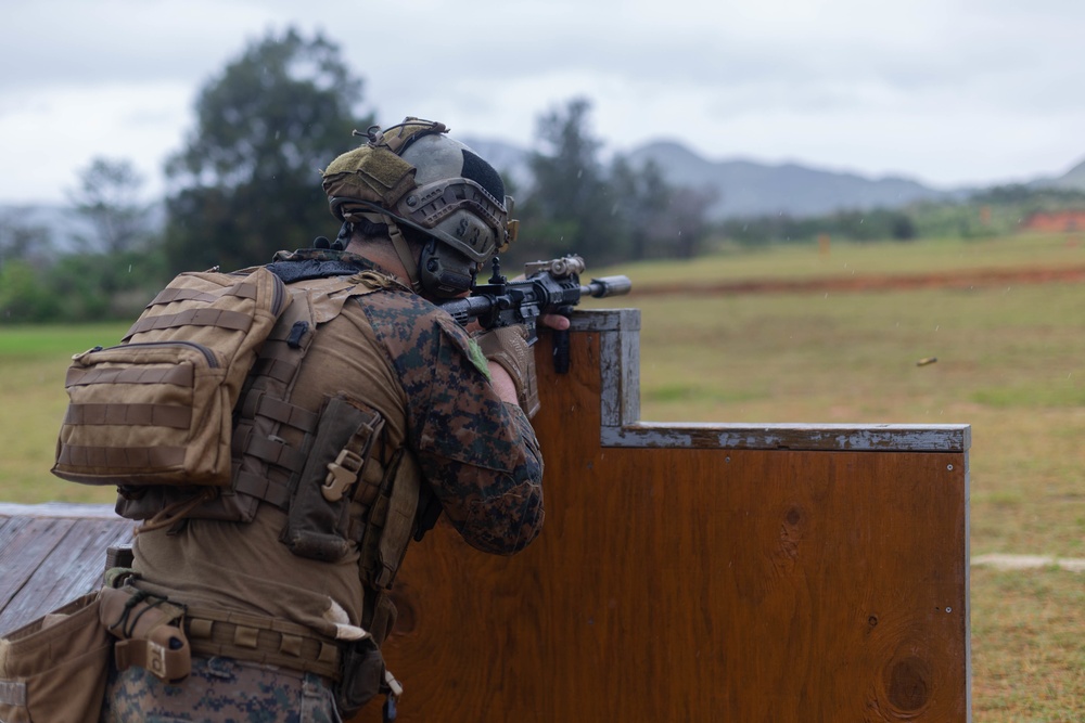 Amphibious Reconnaissance Platoon Conducts Live Fire and Maneuver