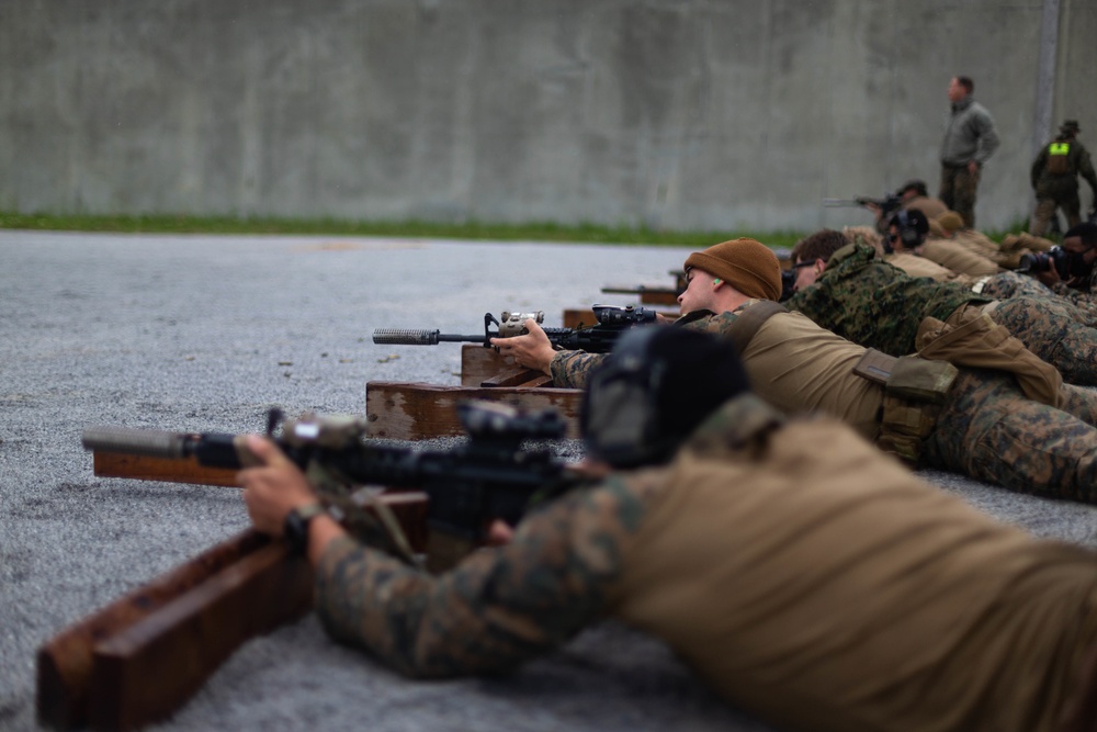 Amphibious Reconnaissance Platoon Conducts Live Fire and Maneuver