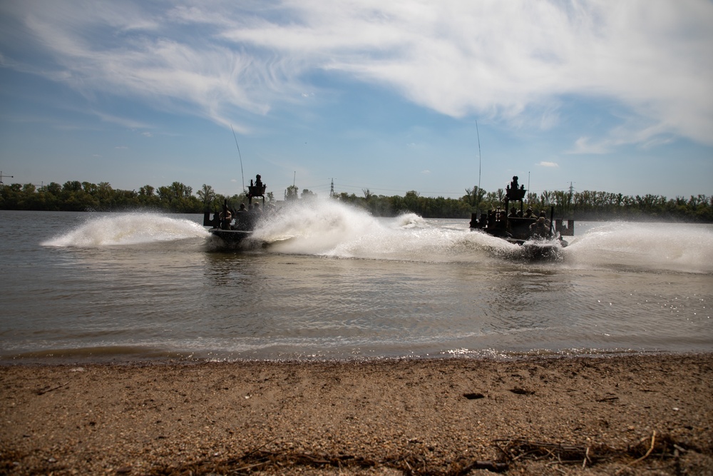 Hungarian and U.S. SOF train along Danube River in Budapest