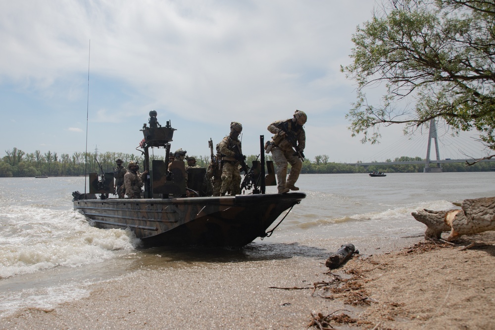 Hungarian and U.S. SOF train along Danube River in Budapest