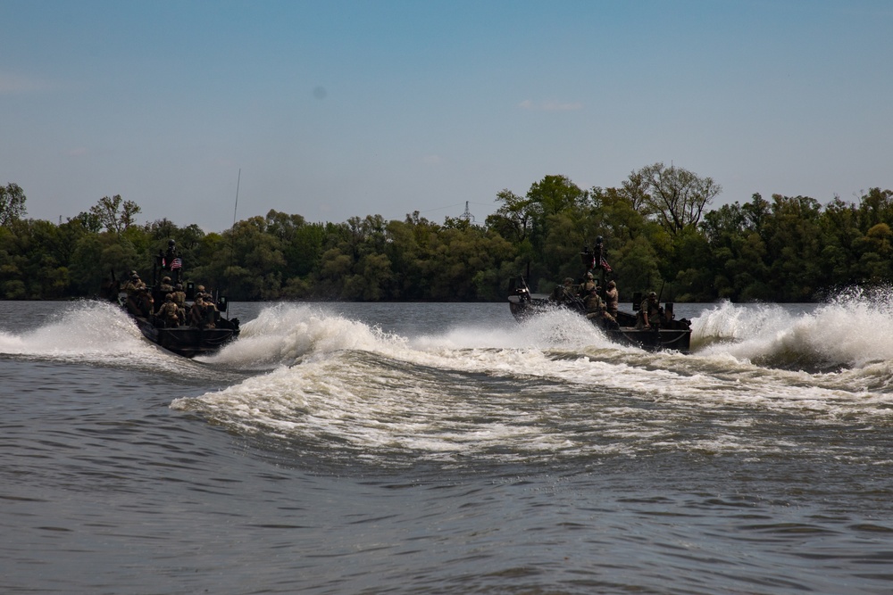 Hungarian and U.S. SOF train along Danube River in Budapest