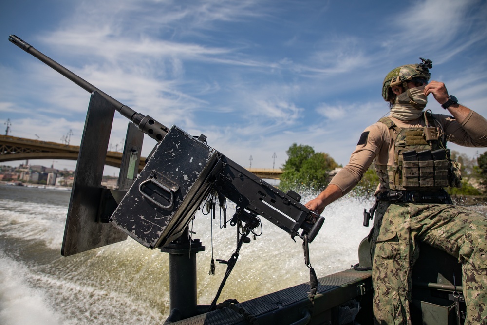 Hungarian and U.S. SOF train along Danube River in Budapest