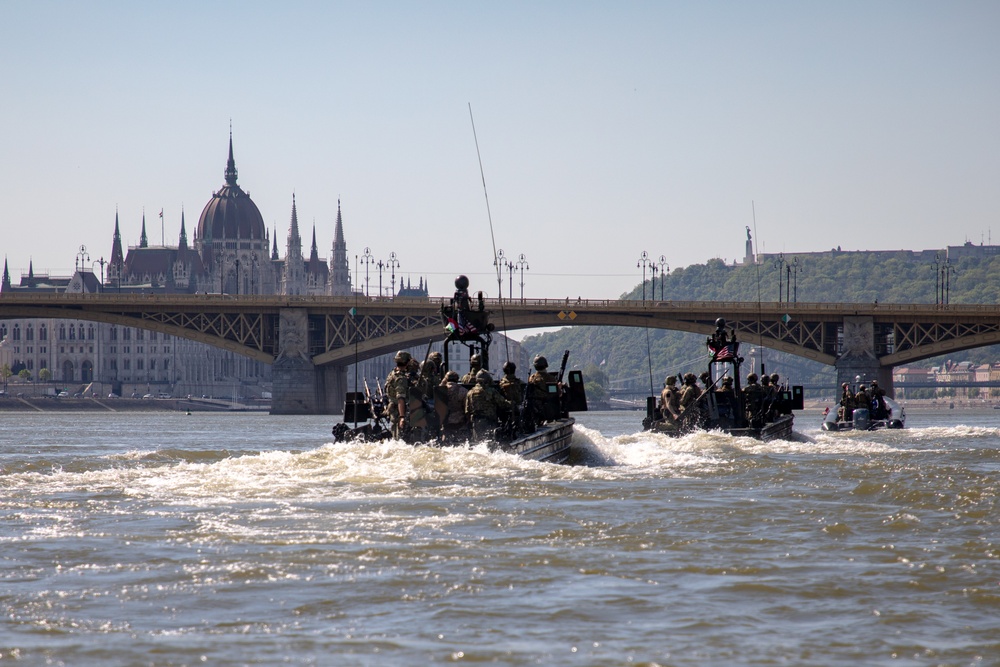 Hungarian and U.S. SOF train along Danube River in Budapest