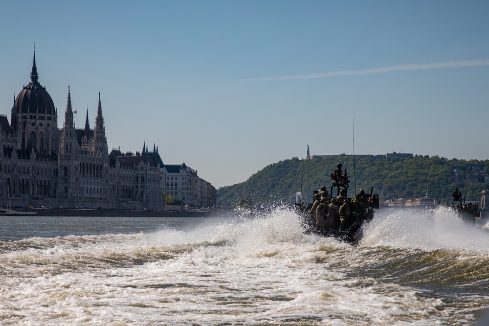 Hungarian and U.S. SOF train along Danube River in Budapest