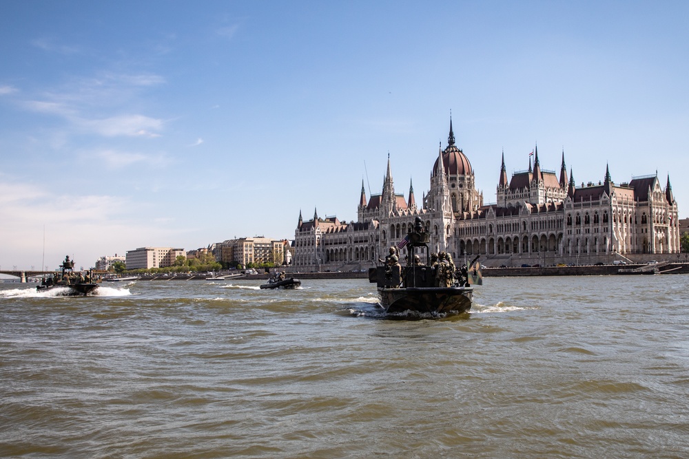Hungarian and U.S. SOF train along Danube River in Budapest
