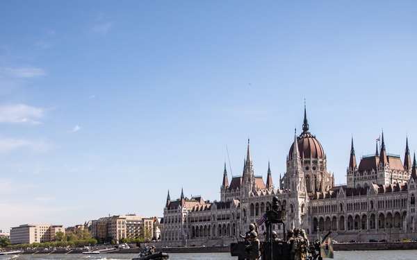 Hungarian and U.S. SOF train along Danube River in Budapest