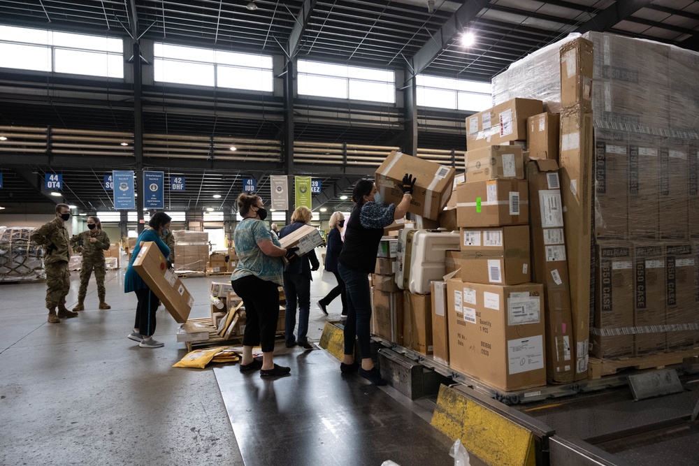 Travis AFB honorary commanders and civic leaders visit Dover AFB