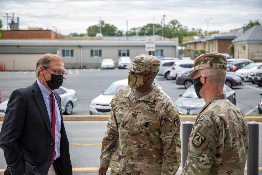 Lieutenant General R. Scott Dingle, U.S. Army Surgeon General, Visits Walter Reed Army Institute of Research