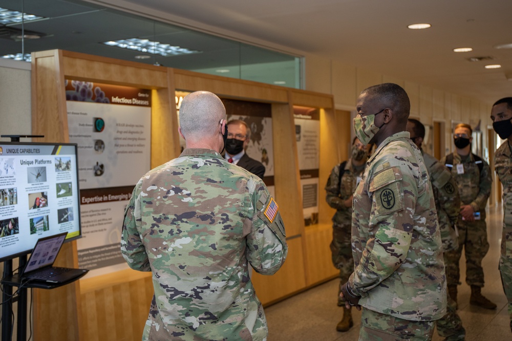 Lieutenant General R. Scott Dingle, U.S. Army Surgeon General, Visits Walter Reed Army Institute of Research