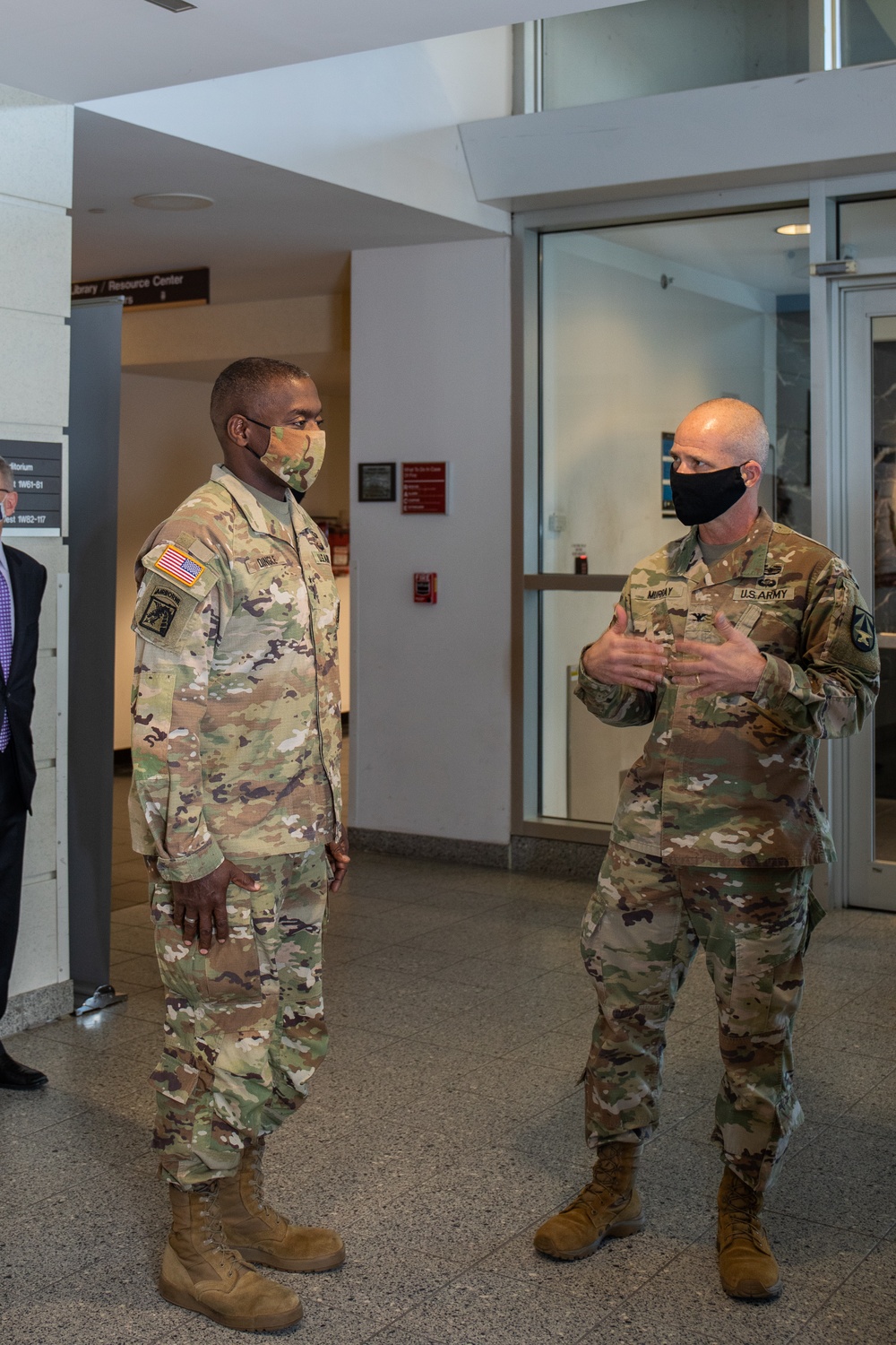 Lieutenant General R. Scott Dingle, U.S. Army Surgeon General, Visits Walter Reed Army Institute of Research