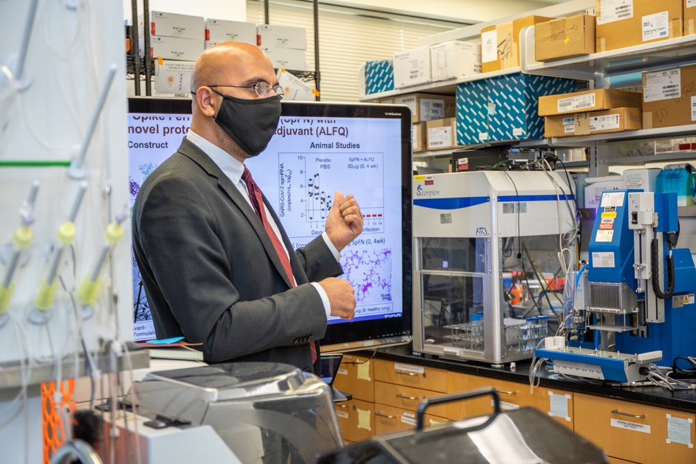 Lieutenant General R. Scott Dingle, U.S. Army Surgeon General, Visits Walter Reed Army Institute of Research