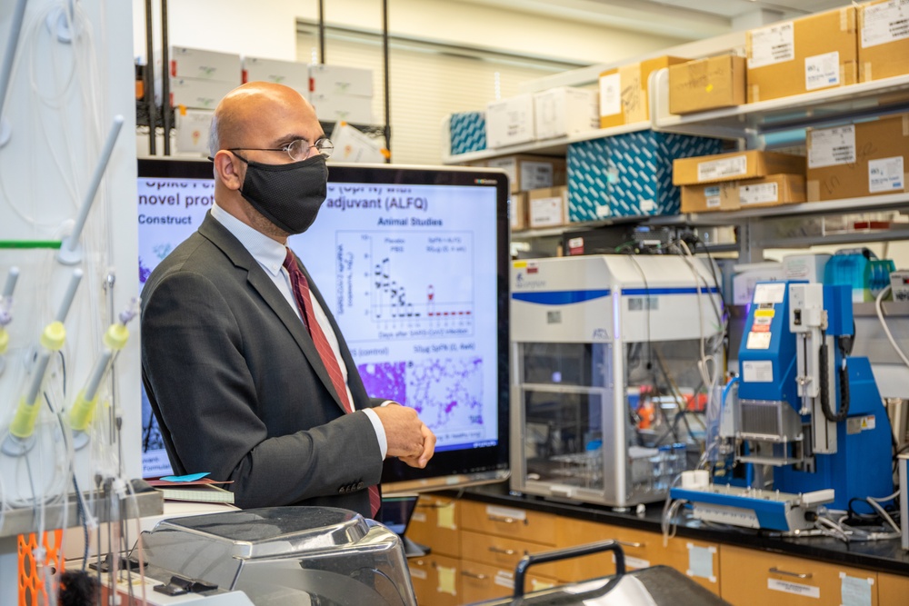 Lieutenant General R. Scott Dingle, U.S. Army Surgeon General, Visits Walter Reed Army Institute of Research