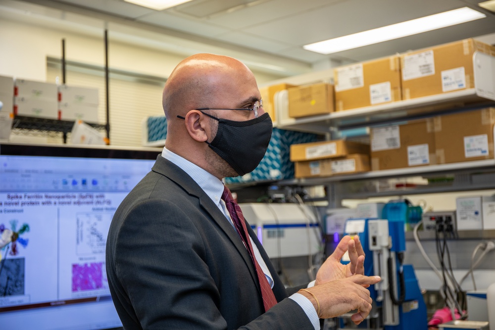 Lieutenant General R. Scott Dingle, U.S. Army Surgeon General, Visits Walter Reed Army Institute of Research