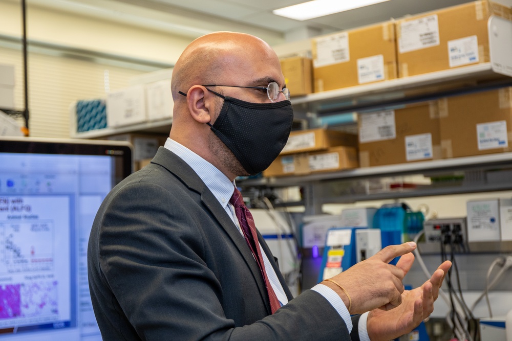 Lieutenant General R. Scott Dingle, U.S. Army Surgeon General, Visits Walter Reed Army Institute of Research