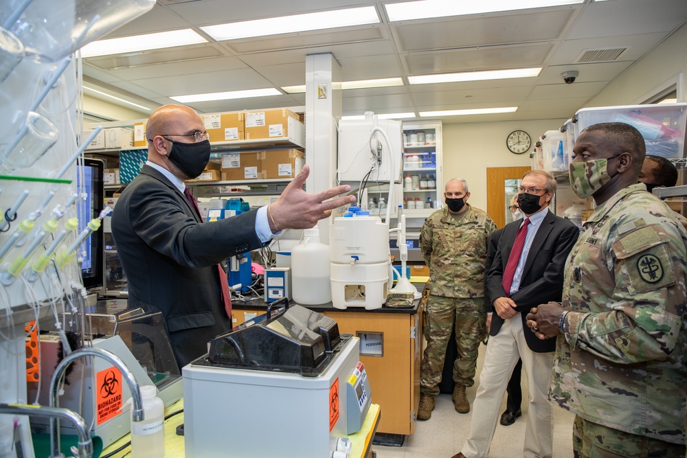 Lieutenant General R. Scott Dingle, U.S. Army Surgeon General, Visits Walter Reed Army Institute of Research