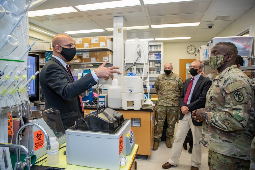 Lieutenant General R. Scott Dingle, U.S. Army Surgeon General, Visits Walter Reed Army Institute of Research