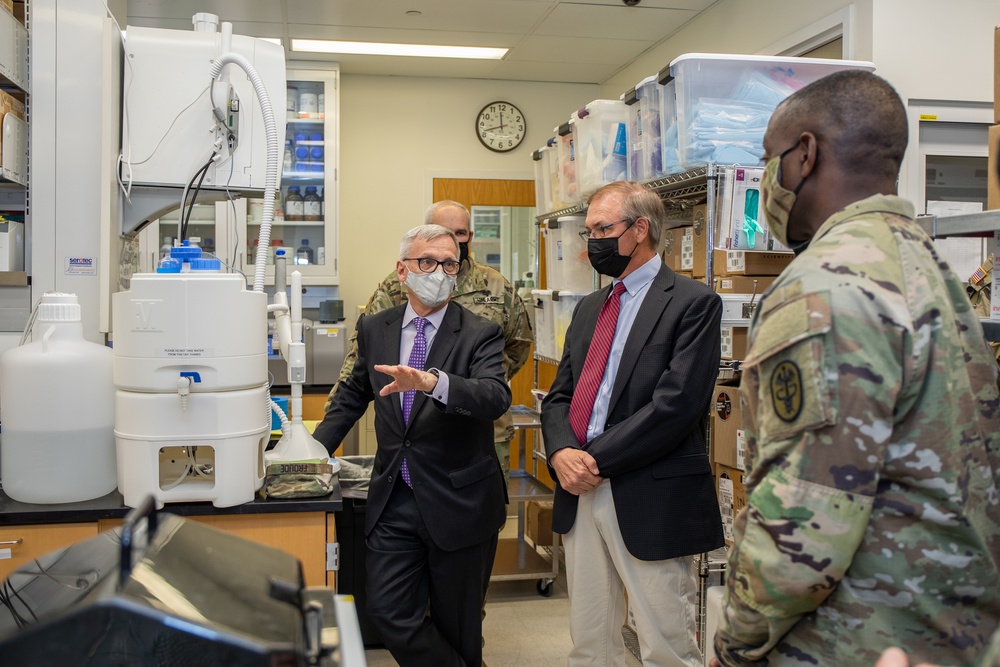 Lieutenant General R. Scott Dingle, U.S. Army Surgeon General, Visits Walter Reed Army Institute of Research