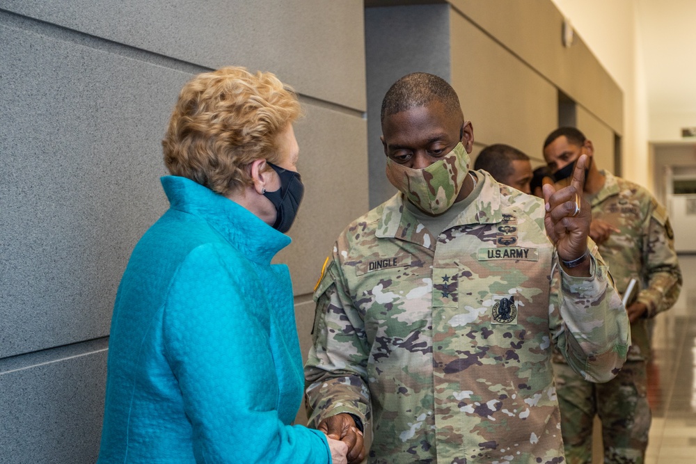 Lieutenant General R. Scott Dingle, U.S. Army Surgeon General, Visits Walter Reed Army Institute of Research