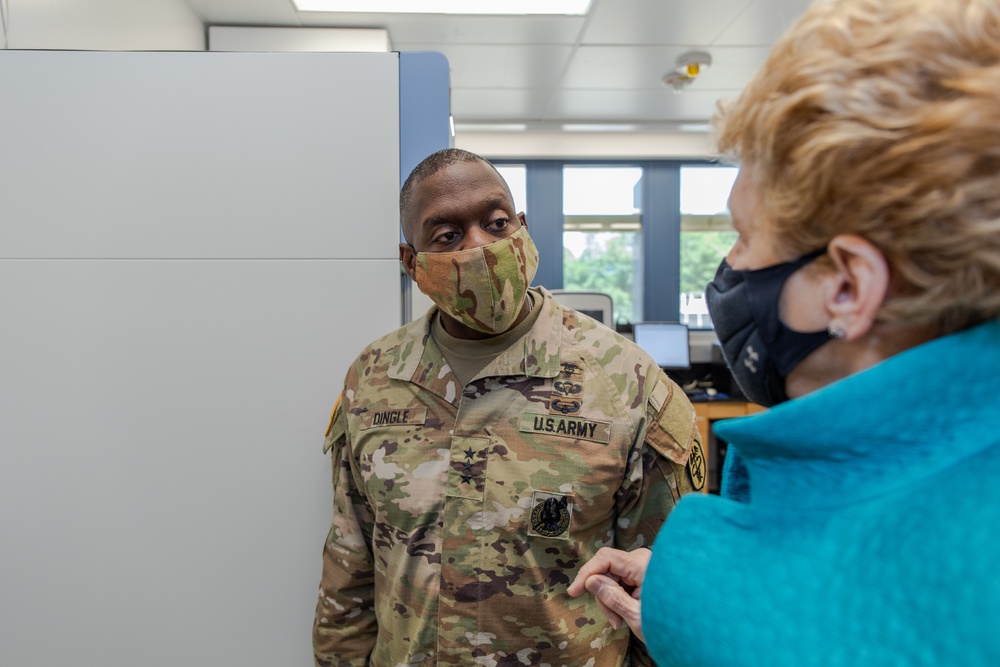 Lieutenant General R. Scott Dingle, U.S. Army Surgeon General, Visits Walter Reed Army Institute of Research